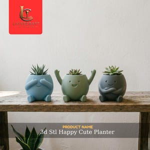 Puede incluir: Tres macetas caprichosas con forma de personajes sonrientes en azul, verde y gris, cada una con una pequeña suculenta. Las macetas están dispuestas sobre una superficie de madera rústica. El texto dice "3d Stl Happy Cute Planter."