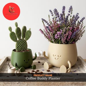 Puede incluir: Dos macetas caprichosas, una verde y otra beige, cada una con una cara sonriente, brazos y piernas. La maceta verde contiene un cactus, y la beige contiene flores moradas. El texto "Coffee Buddy Planter" está en la parte inferior.