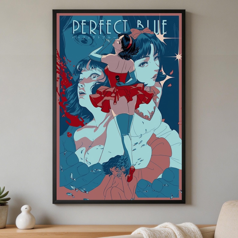 K&ouml;nnte beinhalten: Ein rechteckiges Poster mit dem Titel PERFECT BLUE, das eine zentrale Figur in einem roten Kleid und blauen Handschuhen zeigt, umgeben von mehreren stilisierten Portr&auml;ts einer dunkelhaarigen Figur vor einem blau-roten Hintergrund mit kleinen Fischmotiven.