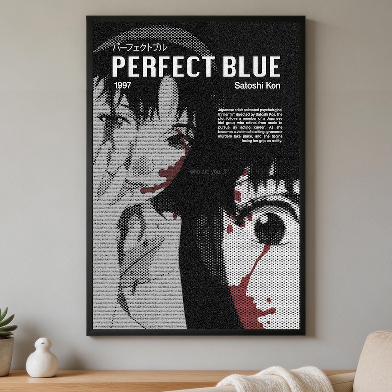 K&ouml;nnte beinhalten: Ein rechteckiges Wandposter mit dem Titel Perfect Blue, 1997, und Satoshi Kon in wei&szlig;em Text. Die Grafik zeigt eine schwarz-wei&szlig;e Rasterillustration von zwei Gesichtern mit roten blutartigen Spritzern und einem Block mit beschreibendem Text.