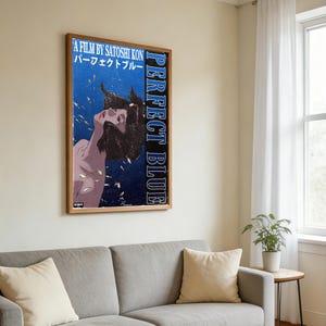 K&ouml;nnte beinhalten: Ein gerahmtes vertikales Poster f&uuml;r den Film Perfect Blue von Satoshi Kon. Das Kunstwerk zeigt einen dunkelblauen Hintergrund mit einer Person, die nach oben blickt, umgeben von kleinen schwebenden Goldpartikeln. Der Text lautet A FILM BY SATOSHI KON und PERFECT BLUE.