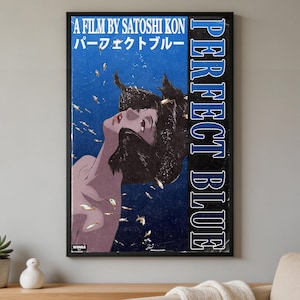 K&ouml;nnte beinhalten: Ein rechteckiges Wandposter zum Anime-Film Perfect Blue von Satoshi Kon. Das Kunstwerk zeigt eine Person mit dunklem Haar, die in tiefblauem Wasser von kleinen Goldfischen umgeben ist, mit dem aufgedruckten Text A Film By Satoshi Kon und Perfect Blue.
