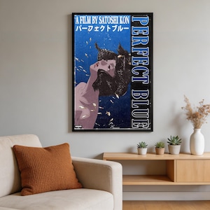 K&ouml;nnte beinhalten: Ein gerahmtes vertikales Filmplakat f&uuml;r Perfect Blue von Satoshi Kon. Das Kunstwerk zeigt einen dunkelblauen Hintergrund mit einer nach oben blickenden Person, umgeben von kleinen Goldfischen. Der Text lautet A FILM BY SATOSHI KON, PERFECT BLUE.
