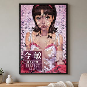 K&ouml;nnte beinhalten: Ein gerahmtes Puzzle mit einer Anime-Illustration einer Person mit dunklem Haar und einem rosa Stirnband. Das Bild ist teilweise in Puzzleteile zerlegt und vor einem rosa Blumenhintergrund platziert. Der Text umfasst "今敏", "絵コンテ集" und "PERFECT BLUE".