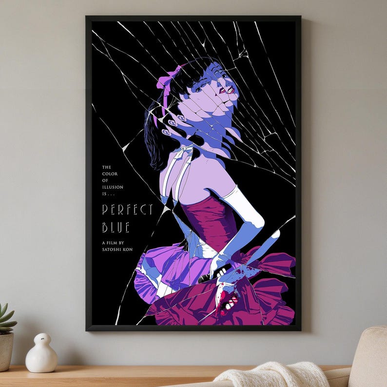 K&ouml;nnte beinhalten: Ein gerahmtes Poster zum Film Perfect Blue von Satoshi Kon mit einer stilisierten Illustration einer Person in einem violetten und roten Kleid vor schwarzem Hintergrund mit einem Glasbrucheffekt und dem Text The color of illusion is Perfect Blue.