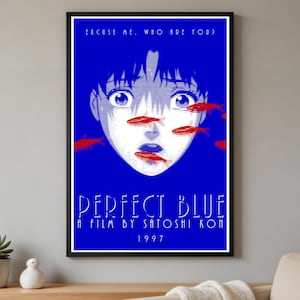 K&ouml;nnte beinhalten: Ein gerahmtes Poster zum Film Perfect Blue mit einem leuchtend blauen Hintergrund und einem stilisierten wei&szlig;en Linienportr&auml;t eines Gesichts. Rote Fischsilhouetten sind &uuml;ber das Gesicht gelegt. Der Text lautet: EXCUSE ME, WHO ARE YOU? PERFECT BLUE A FILM BY SATOSHI KON 1997.