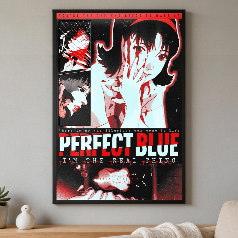 K&ouml;nnte beinhalten: Ein gerahmtes Poster mit Anime-Grafiken aus Perfect Blue. Das Design zeigt eine zentrale Figur mit roten Akzenten, kleinere Felder mit Gesichtsausdr&uuml;cken und den Text "YOU'RE THE ONE WHO NEEDS TO WAKE UP," "PERFECT BLUE," sowie "I'M THE REAL THING."