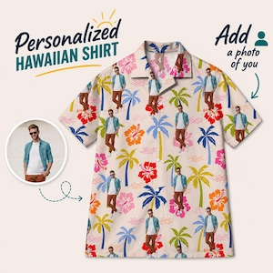 Può includere: Una camicia a maniche corte con bottoni su sfondo beige chiaro caratterizzata da un motivo ripetuto di palme, fiori di ibisco e una piccola stampa fotografica di una persona che indossa una t-shirt bianca, camicia blu e pantaloni marroni.