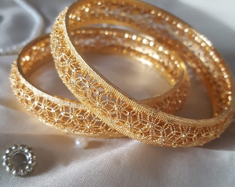 Elegantes brazaletes dorados: conjunto de pulseras ligeras e impermeables para mujer.