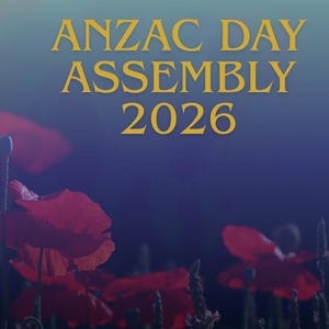 Plantilla editable de Canva para asamblea escolar del Día de ANZAC con notas para el orador y toques de corneta, lista para descargar.