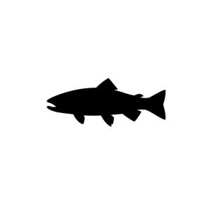 Pode incluir: Uma silhueta preta sólida de um peixe mostrado de perfil, virado para a esquerda. O gráfico apresenta uma barbatana dorsal pontiaguda, uma barbatana caudal distinta e barbatanas peitorais e pélvicas visíveis, criando um contorno claro.