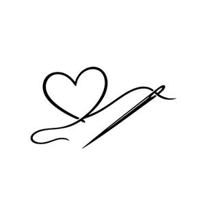 Pode incluir: Um desenho a traço preto e branco de um coração com uma agulha e linha. A agulha está angulada, e a linha curva-se em torno do coração, sugerindo costura ou bordado. O design é simples e elegante.