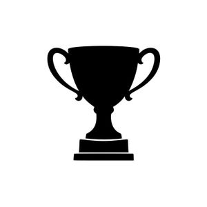 Puede incluir: Una silueta negra sólida de una copa de trofeo que presenta un cuenco ancho, dos asas curvas en los lados, un tallo estrecho y una base rectangular escalonada. El diseño se presenta como un icono gráfico plano de alto contraste.