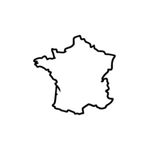 以下が含まれることがあります： フランスの地理的な輪郭を描いた黒い線画。このイラストは、太く連続した線で国の境界線をなぞっており、無地の背景に大陸の領土の独特な形状を際立たせています。