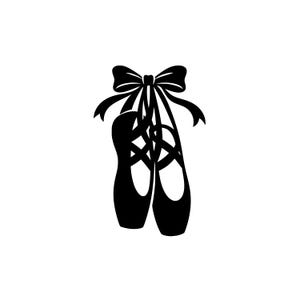 Puede incluir: Silueta negra de un par de zapatillas de ballet con cintas atadas en un lazo. Los zapatos se representan colgando, con las cintas extendiéndose hacia arriba. La imagen está sobre un fondo blanco.
