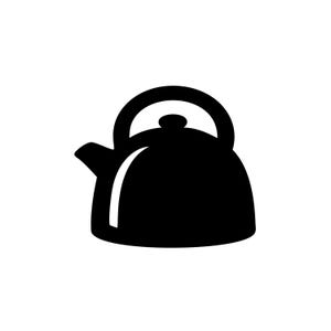 Könnte beinhalten: Schwarzes Wasserkocher-Symbol mit gebogenem Griff und Ausguss. Der Wasserkocher hat einen abgerundeten Körper und einen kleinen Knopf oben. Ein weißer, gebogener Lichtreflex verläuft die Seite des Wasserkochers hinunter.