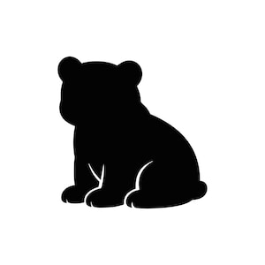 以下が含まれることがあります： 座っている子熊のシルエット。黒一色のグラフィックで、丸みを帯びた頭部に小さな耳が2つ、がっしりとした体つき、そして足元の輪郭が描かれています。背景は無地で、フラットでコントラストの強いデザインに仕上げられています。