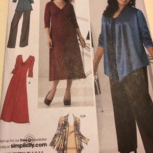 Könnte beinhalten: Ein Schnittmuster mit verschiedenen Damenmode-Designs. Die Designs umfassen ein langes rotes Kleid, ein blaues Oberteil mit passender Hose und eine Jacke mit floralem Muster. Das Muster stammt aus der Khaliah Ali Kollektion.