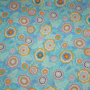 Blauer Stoff mit Gelb Rosa Blauen Blumen Perfekt für einen Sommerkleid oder zum Quilten