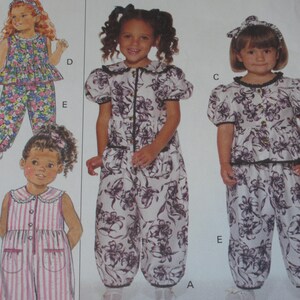 Può includere: Un cartamodello per abbigliamento per bambini. Il cartamodello include tre diversi stili di pantaloni e top. I pantaloni sono tutti a gamba larga e hanno una stampa floreale. I top sono tutti a maniche corte e hanno un colletto. Il cartamodello è di Peppercorn's.