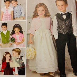 Puede incluir: Un sobre de patrón de costura Simplicity 1509 con ilustraciones de niños vistiendo ropa formal, incluyendo chalecos, chaquetas bolero, vestidos y pantalones. El paquete muestra varias combinaciones de atuendos etiquetadas con letras de la A a la H.