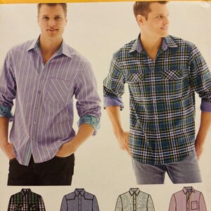 Könnte beinhalten: Ein Simplicity 1544 Schnittmusterumschlag mit zwei langärmeligen Hemden mit Knopfleiste. Ein Hemd hat ein violett-weißes vertikales Streifenmuster mit Paisley-Manschetten, das andere ein blau-grün-weißes Karomuster.