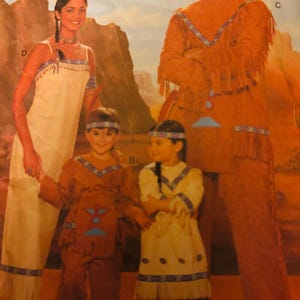 Op de afbeelding: Een naaipatroon voor een Native American kostuum. Het patroon bevat instructies voor het maken van een jurk, shirt, broek en een hoofdband. Het patroon is verkrijgbaar in de maten A, B, C en D.