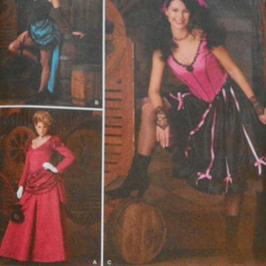 Puede incluir: Dos mujeres vistiendo diferentes trajes. La mujer de la izquierda lleva un vestido rojo con un cuello de encaje blanco y un sombrero blanco. La mujer de la derecha lleva un vestido negro y rosa con un corpiño rosa y una falda negra.