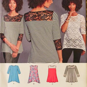 Puede incluir: Un patrón de costura con tres mujeres modelando tops de punto con detalles de encaje. Un top es a rayas con encaje en el escote y las mangas. Otro es de encaje blanco. El patrón también muestra cuatro diseños de tops diferentes.