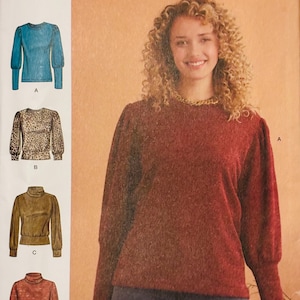 Puede incluir: Patrón de costura Simplicity S9385 para blusas, tallas 32-40. La imagen principal muestra a una mujer con una blusa burdeos de manga larga y mangas abullonadas. Otros diseños incluyen una blusa azul, una blusa con estampado de leopardo y dos cuellos altos. Medidas en cm.