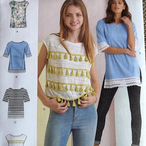 Puede incluir: Un patrón de costura para una blusa de mujer con ribete de flecos. El patrón incluye cuatro estilos diferentes de blusas, incluyendo una blusa a rayas, una blusa floral, una blusa azul y una blusa blanca con flecos amarillos. El patrón es de Simplicity y es el número 8336.