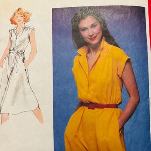 Könnte beinhalten: Vintage Schnittmuster mit einer Frau in einem gelben Kleid mit rotem Gürtel. Das Muster enthält auch eine Zeichnung eines weißen Kleides. Die Musternummer ist 9497, Größe 10.