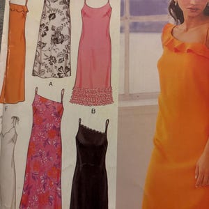 Può includere: Immagine di un modello di cucito per diversi abiti sottoveste. I modelli includono una stampa floreale, un abito rosa con orlo a balze e un abito in velluto nero con dettagli in pizzo. Una donna indossa anche un abito arancione.