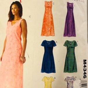 Könnte beinhalten: Eine Frau in einem rosa geblümten Kleid steht neben einem Schnittmuster. Das Muster zeigt Kleiderdesigns in Orange, Lila, Blau, Grün, Gelb und Blumenmustern. Der Text "Easy stitch'n save" ist sichtbar.