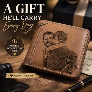 Könnte beinhalten: Braunes Lederportemonnaie mit personalisiertem Bild eines Vaters und Kindes. Das Portemonnaie hat weiße Nähte an den Rändern. Der Text auf dem Bild lautet "A Gift He'll Carry Every Day" und "Perfect Father's Day Gift."
