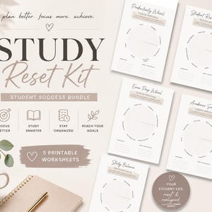 Op de afbeelding: Een Study Reset Kit met de tekst "STUDY Reset Kit" en "STUDENT SUCCESS BUNDLE". De afbeelding toont 5 afdrukbare werkbladen, een notitieboek, een pen en een mok. De werkbladen bevatten "Productivity Wheel" en "Student Reset Wheel".
