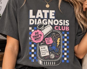 遅発性診断クラブTシャツ｜面白いADHD Tシャツ｜女性へのADHDギフト｜だからか｜神経発達障害Tシャツ｜ADHD啓発Tシャツ