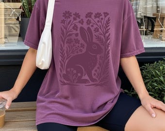 T-shirt en lapin Cottagecore style linogravure | Thème Animaux de la forêt, Chemise monochrome Baies | t-shirt oversize