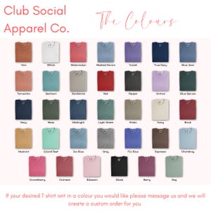 Peut inclure: Nuancier de t-shirts de Club Social Apparel Co. avec une vari&eacute;t&eacute; de couleurs, dont Yam, White, Watermelon, Washed Denim, Violet et True Navy. Le texte "The Colours" est en haut.
