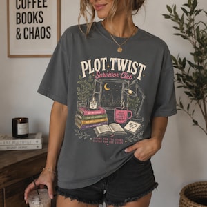 Plot Twist Survivor Club | Rolig läsar-T-shirt | Bokälskare-present | Boklig present till henne | BookTok-t-shirt | Bokälskarens nattläsningskjorta