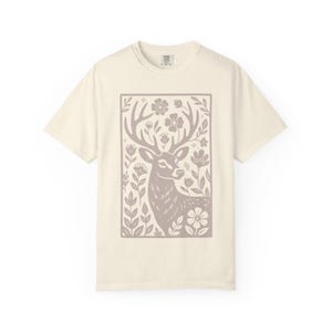 T-shirt à motif chevreuil façon linogravure Cottagecore | T-shirt oversize à imprimé fleurs sauvages monochromes Wildwoods image 3