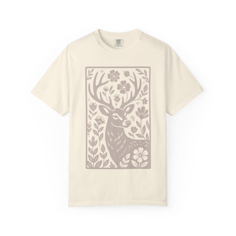 T-shirt à motif chevreuil façon linogravure Cottagecore | T-shirt oversize à imprimé fleurs sauvages monochromes Wildwoods image 3