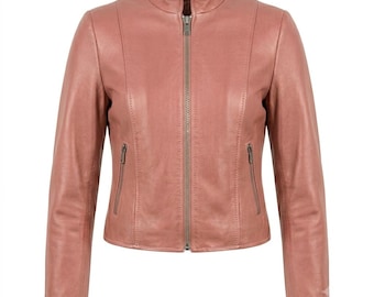 Giacca da motociclista corta rosa da donna, realizzata a mano color rosa antico, disponibile in taglie personalizzate.
