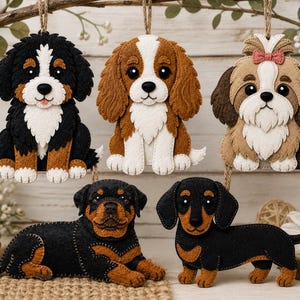 Può includere: Cinque ornamenti per cani in feltro: un bovaro del Bernese, un Cavalier King Charles Spaniel, uno Shih Tzu con un fiocco rosa, un Rottweiler e un Bassotto. Ogni cane ha cuciture dettagliate ed è sospeso da un anello di spago.