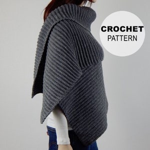 Op de afbeelding: Een grijze gehaakte cowl met een rolkraag en een lang, vloeiend ontwerp. De cowl is gemaakt met een textuur-steek en heeft een ontspannen pasvorm. CROCHET PATTERN staat in witte tekst op een witte cirkel.