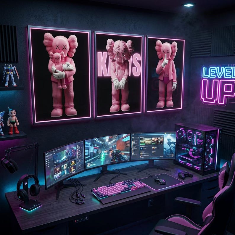 Pu&ograve; includere: Un'impostazione di gioco con tre monitor curvi, una tastiera rosa e un case per computer con illuminazione interna. Tre figure KAWS rosa incorniciate sono appese al muro sopra la scrivania. Un'insegna al neon recita "LEVEL UP".