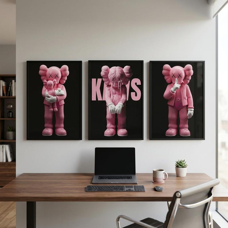 Pu&ograve; includere: Tre stampe artistiche incorniciate raffiguranti personaggi rosa dei cartoni animati con occhi a forma di X e mani. Le figure sono ambientate su uno sfondo nero. Una figura tiene in mano una bambola, un'altra ha la scritta "KAWS" in rosa e la terza ha un dito sulle labbra.