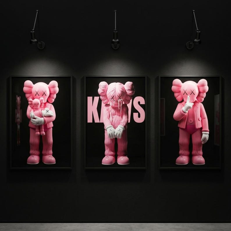 Pu&ograve; includere: Tre opere d'arte KAWS rosa incorniciate su un muro nero. Ognuna presenta una diversa figura KAWS. Una tiene una figura pi&ugrave; piccola, un'altra ha la parola "KAWS" in rosa e la terza ha un dito sulle labbra.