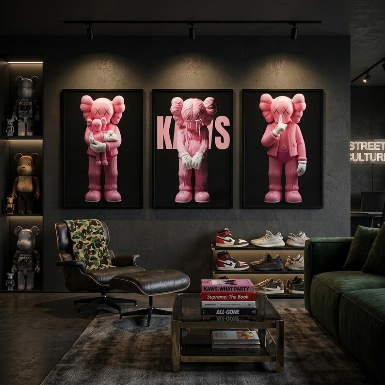 Pu&ograve; includere: Un moderno soggiorno con tre opere d'arte KAWS rosa incorniciate. La stanza comprende una poltrona in pelle con stampa mimetica, un tavolino con libri e un'esposizione di sneakers. L'estetica generale &egrave; contemporanea ed elegante.