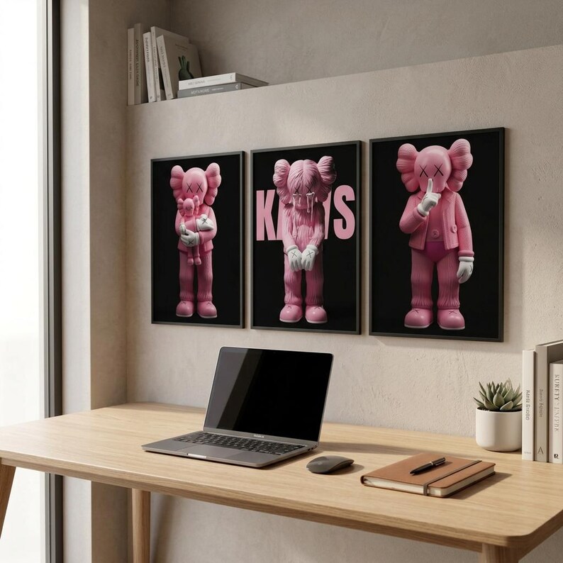 Pu&ograve; includere: Tre stampe artistiche incorniciate con personaggi di cartoni animati rosa su sfondo nero. Una stampa mostra una figura che tiene una versione pi&ugrave; piccola di se stessa. Un'altra mostra la parola "Kaws" in rosa. La terza stampa mostra una figura con un dito sulle labbra.